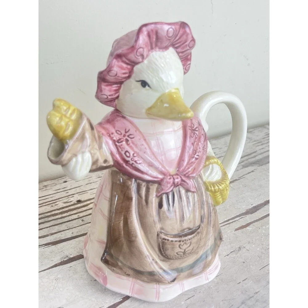 Charming Vintage Beatrix Potter Mother Goose Figurine Teapot / Japan / Cottage